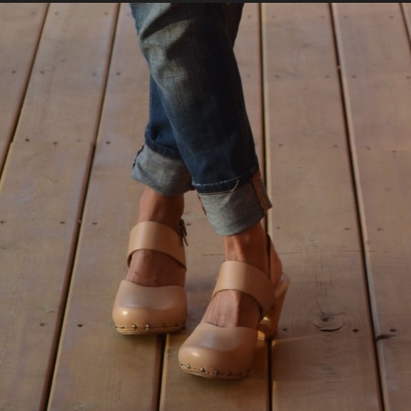 Dansko Thea Clog size 36 (6) in like new condition - Picture 2 of 5